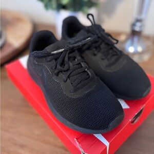 Nike tenjune triple black 2y